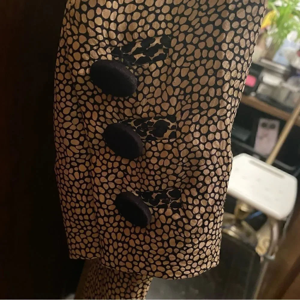 🐆 Unique animal print fabric from Balliet’s. Design by Stanley Platos sz 8